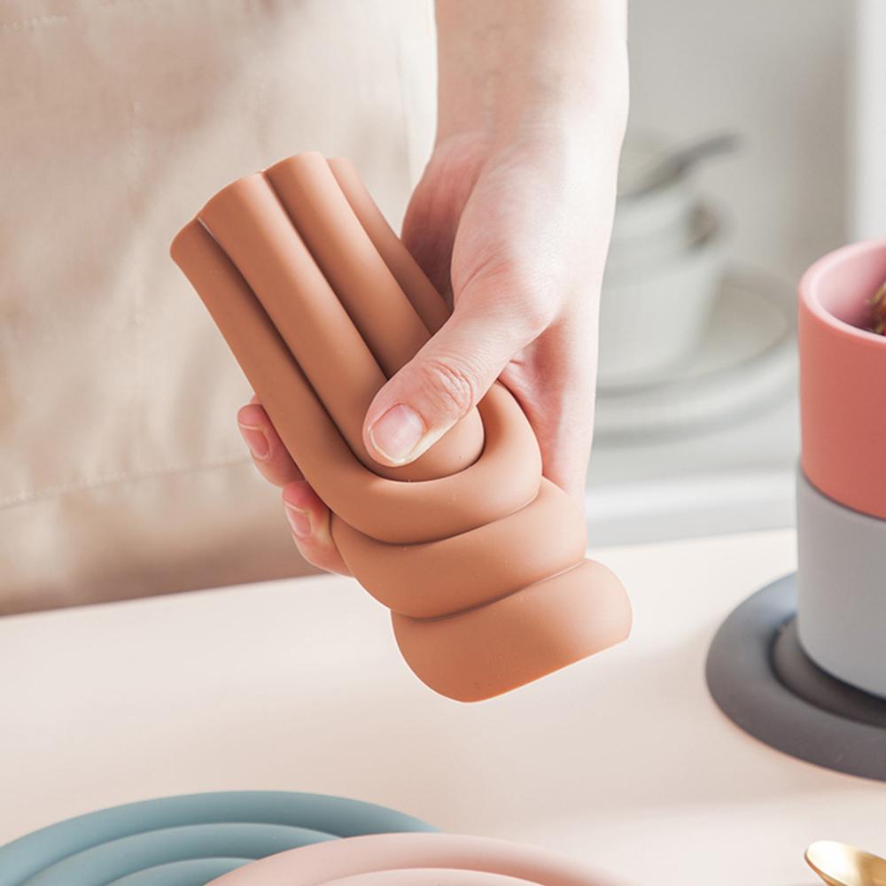 U-formet varmeisolasjonsmatte Høy temperatur Husholdningsbrikker Skåler Og Tallerkener Silikon Anti-strykematte Bordmatte Spisebrikke