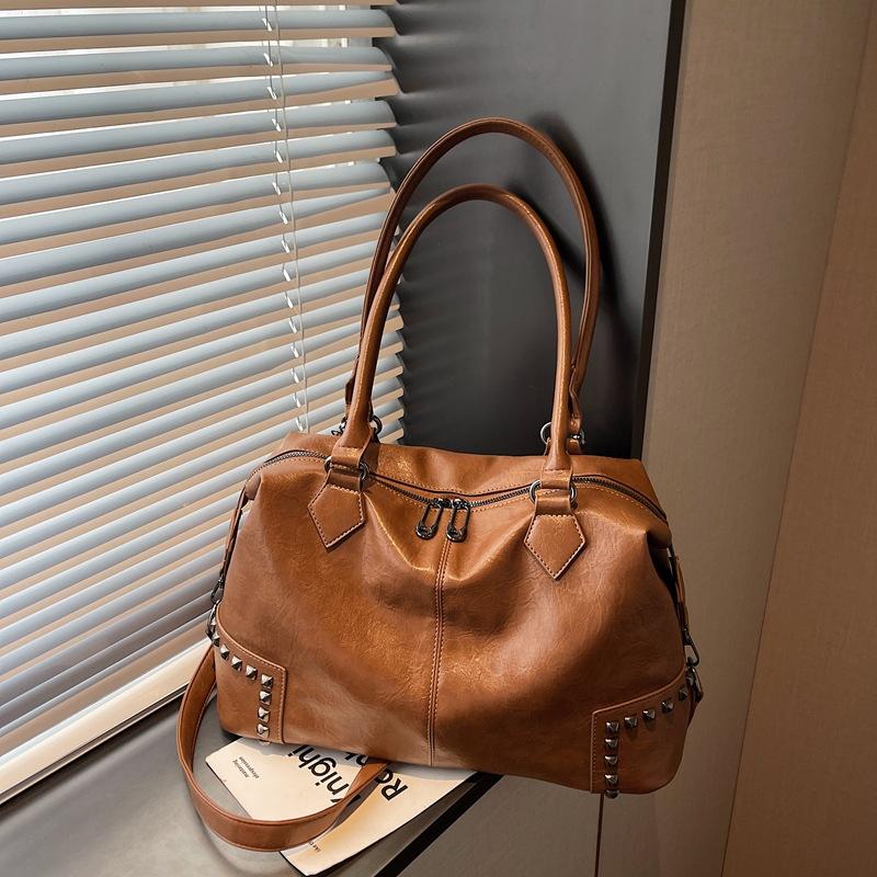 Large Capacity European and American Style Women's Bag 2026 New Fashion Shoulder Messenger Bag Rivet Portable Tote Bag