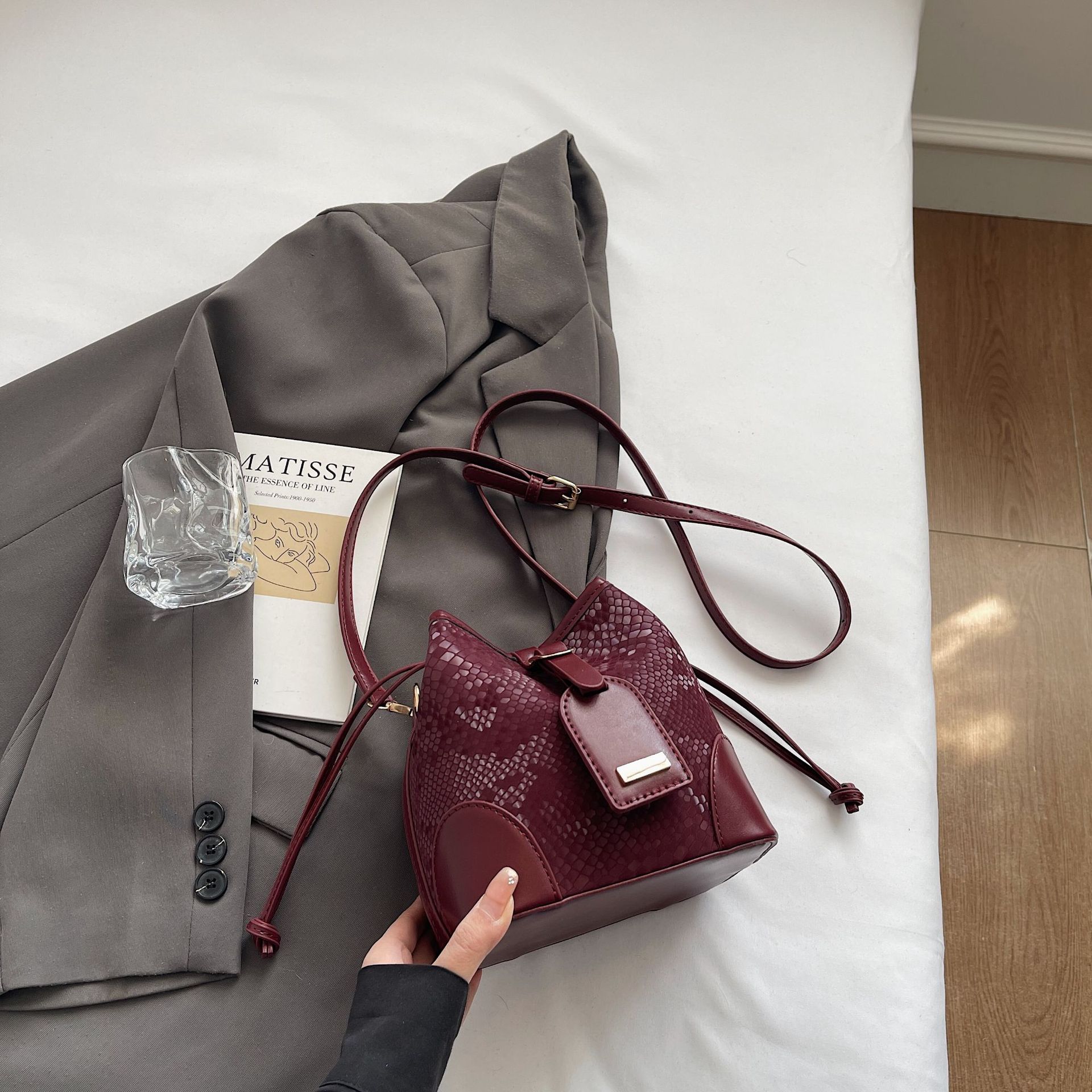 

This year, Korean women s bags are popular, simple temperament, high-end sense, portable bucket bags, niche design, commuter messenger bags.