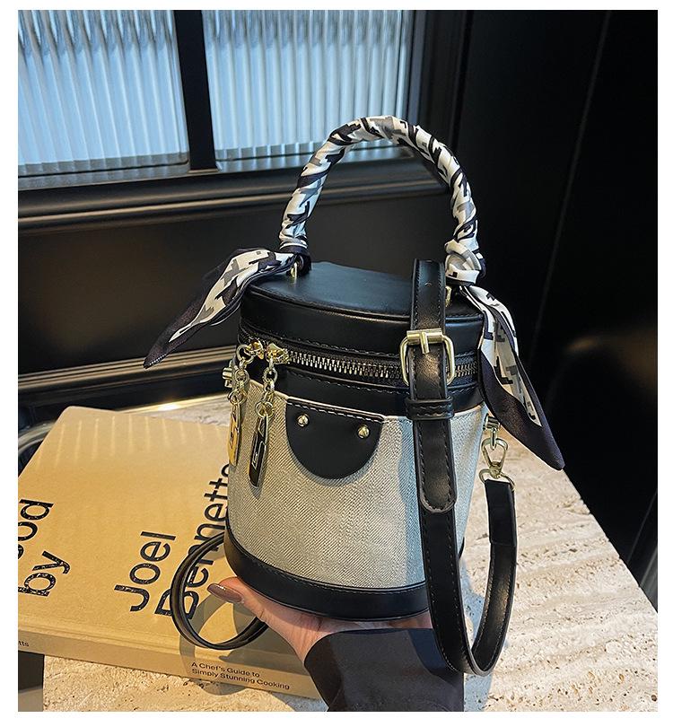 Minimalistická crossbody taška s barevnými bloky: Dámská válcová kabelka na podzim/zimu 2025 - Pokročilá, módní, všestranná