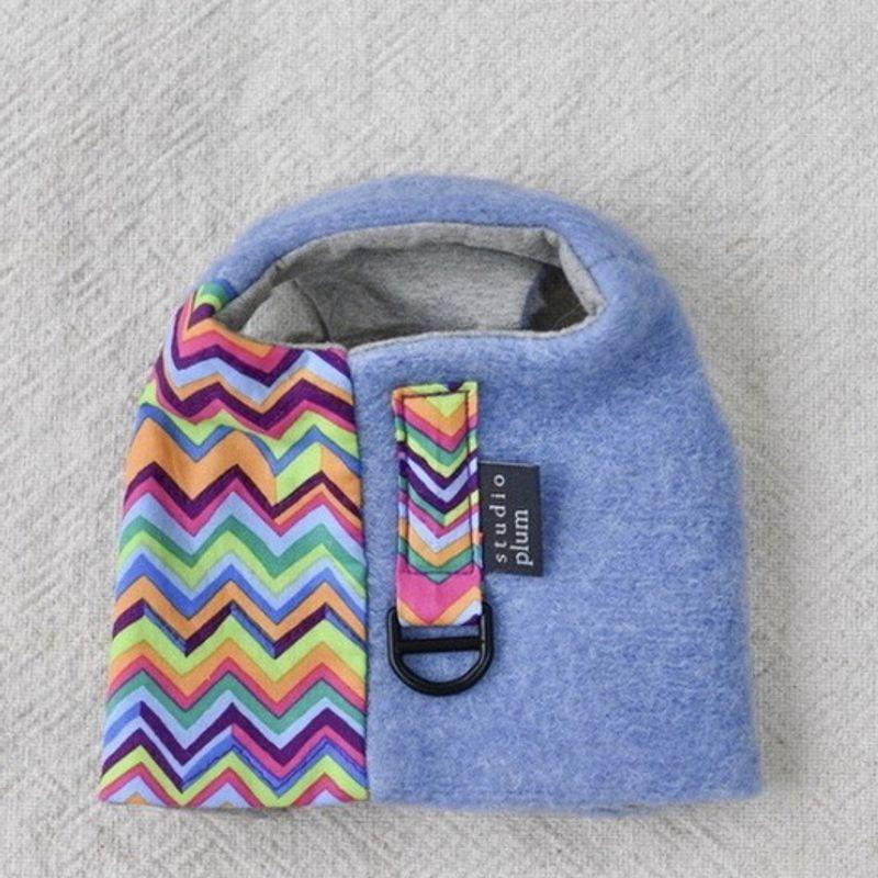 PLUM STUDIO Italienische Schurwolle Umarmungs-Geschirr - Staubiges Blau