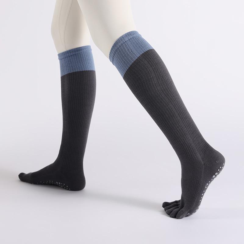

Профессиональные нескользящие женские носки для йоги, высокие гольфы до икры, расширенная цветовая гамма, пятипалые носки, с раздельным пальцем, хлопковые, для пилатеса One Size темно-серого