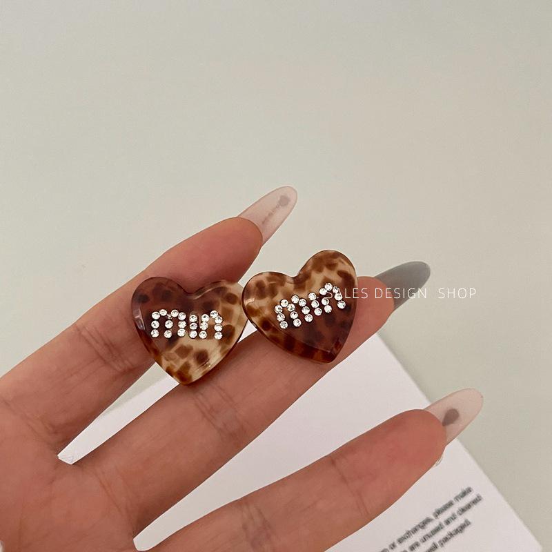 Korean Rhinestone Leopard Print Heart Stud Earrings: High-End Fashion for Women.