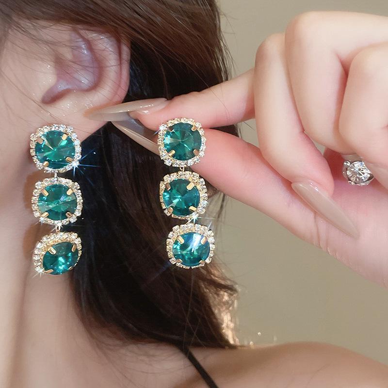 Runder Blumenschmuck-Set mit Ohrringen und Halskette mit quadratischem Diamant-Inlay - Luxusschmuck für Damen