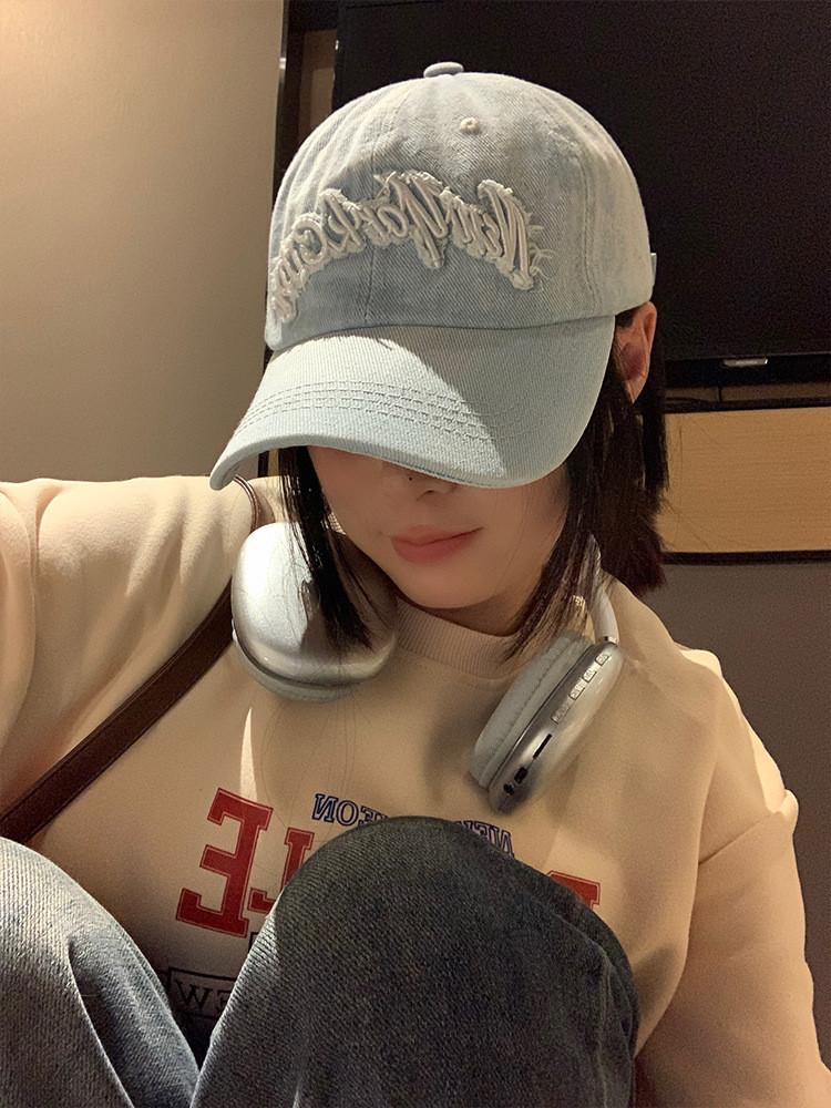 

Классическая унисекс кепка в корейском стиле с вышивкой и широкими полями для визуально более стройного лица. Идеально подходит для всех возрастов. светло-синий