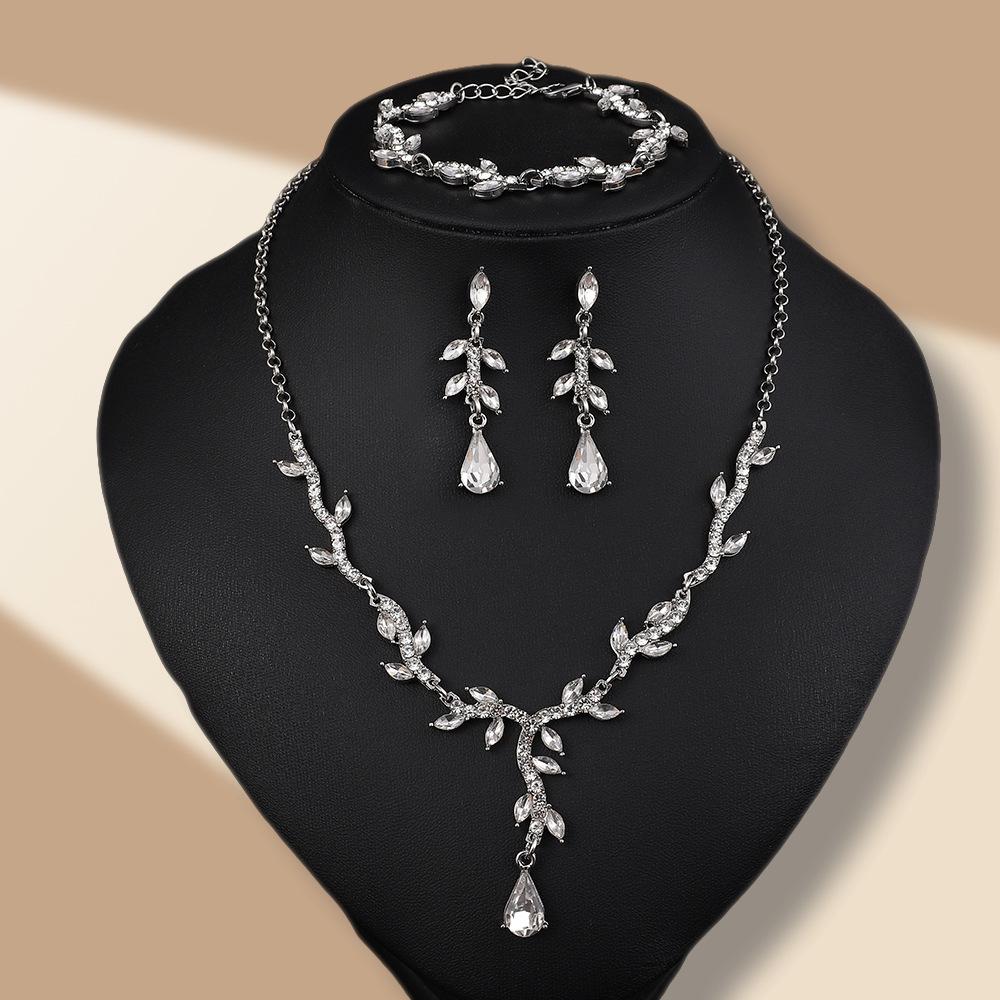 Elegant Women's Crystal Jewelry Set: Necklace, Earrings, Bracelet for Evening Dress