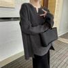 Ein neuer lockerer und modischer Strickpullover für Damen mit einem Pullover, Scherenkragen, lässigem Stil und unregelmäßigem Saum