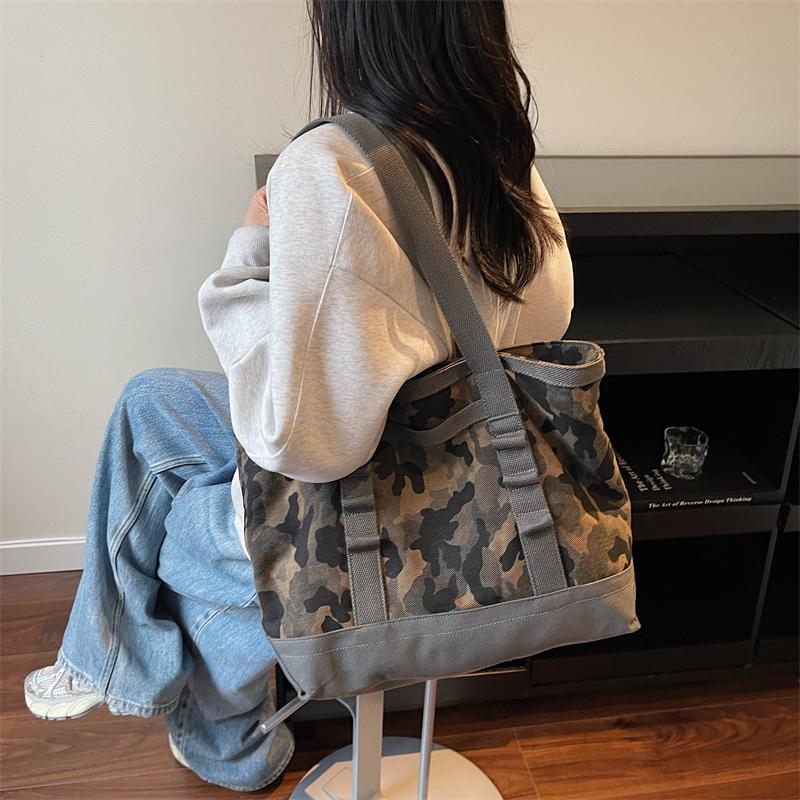 Borsa Tote Nyl Camouflage con Cerniera Moda Casual 2026 Nuovo Design Tendenza Senso di Design Borse di Nicchia Alta Capacità Borse a Spalla per Pendolari