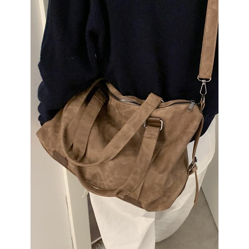 

Повседневная сумка большой вместимости женская осень-зима 2025 новая ретро сумка-тоут универсальная сумка-мессенджер для путешествий цельная коричневый