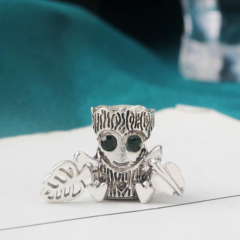 

Кулон с персонажем мультфильма из бисера