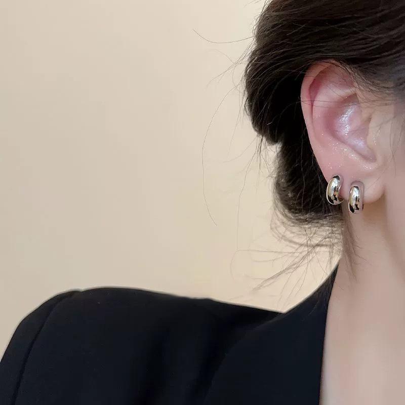 Chic No-Pierce Smooth Ear Clip Earrings for Women – Trendy & Versatile