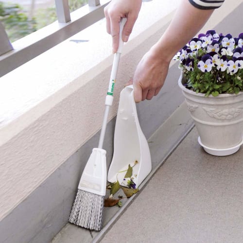 Azuma Petit Chilitore Outdoor Broom for Balconies. Dustpan width: approx. 9cm, total length: approx. 41-56cm. The stiff bristles allow for easy sweepi