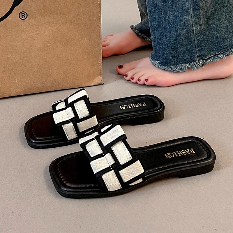 French flat-bottomed cool slippers women's summer outer wear fashion year new Xiaoxiangfeng women's seaside beach sandals