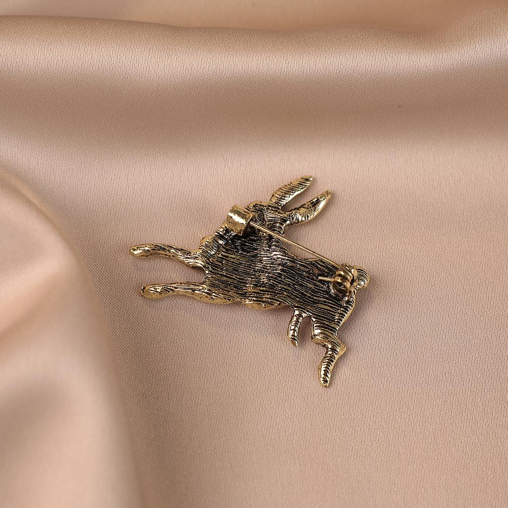 Personalized retro style animal series unique Chinese zodiac horse brooch anti-light badge versatile pin exquisite