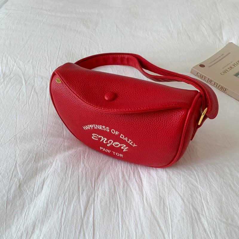 

Niche fashion versatile underarm small bag women 2025 new embroidered letter saddle bag versatile shoulder messenger bag красный