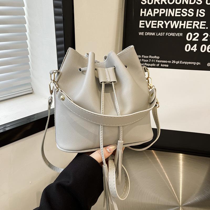 Women's Bag 2025 Fringed New Pumping Bucket Shoulder Bag Solid Color PU Casual Women's Bag Ins Small Bag Manufacturer Wholesale