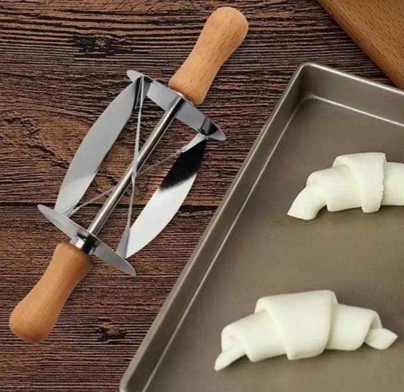 Ausstecher mit Holzgriff aus Edelstahl zum Ausrollen von Croissant- und Brotteig sowie zum Ausrollen von Fondantstreifen.