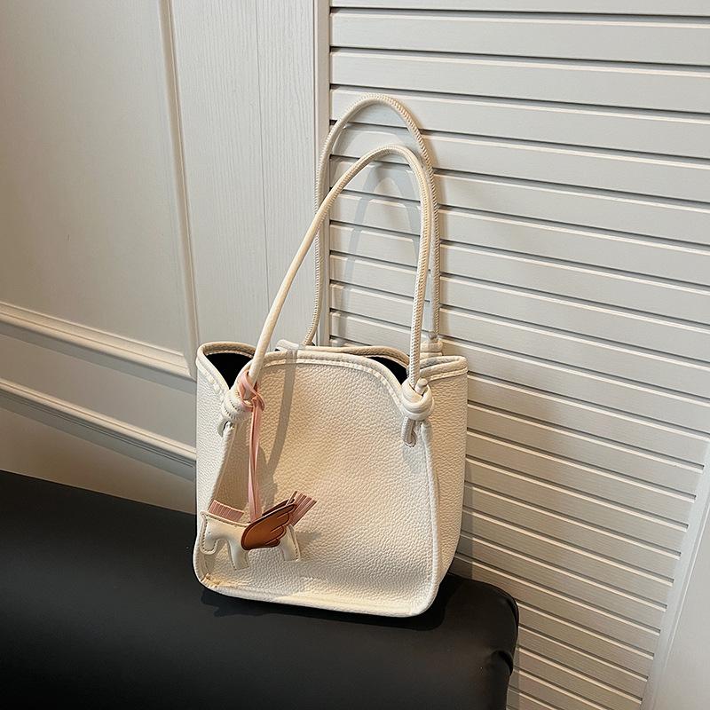 

New lychee pattern vertical tote bag large capacity temperament niche bucket single shoulder armpit bag білий