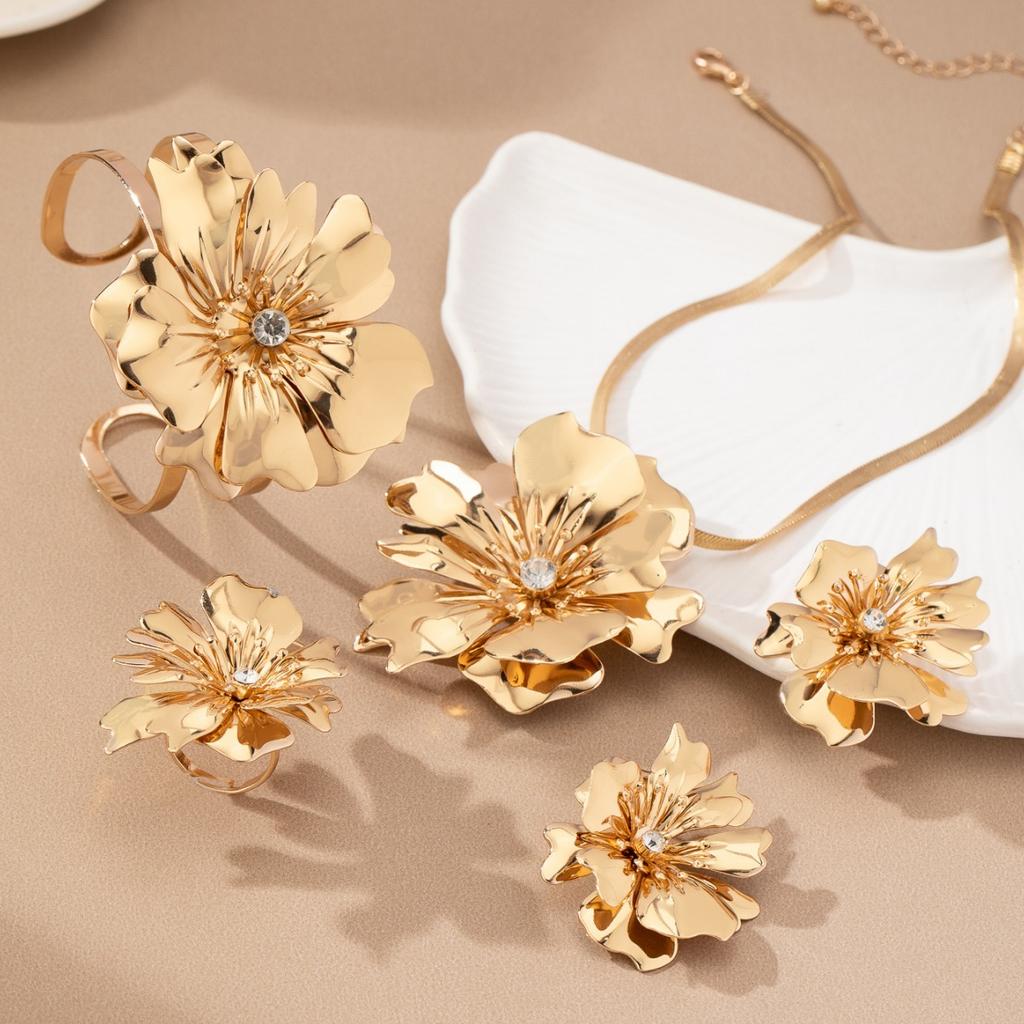 5-Piece Fashion Premium Accessories Flower Inlaid Necklace Bracelet Ladies Jewelry Set