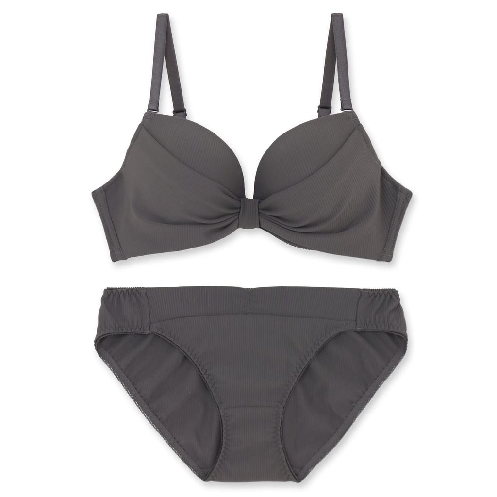 A Bra Set That Will Give You a Long Cleavage Gaps In the Cups Keeps Your Breasts Looking Slender and Fluffy Smooth Bra and Shorts Charcoal B65 [Flande