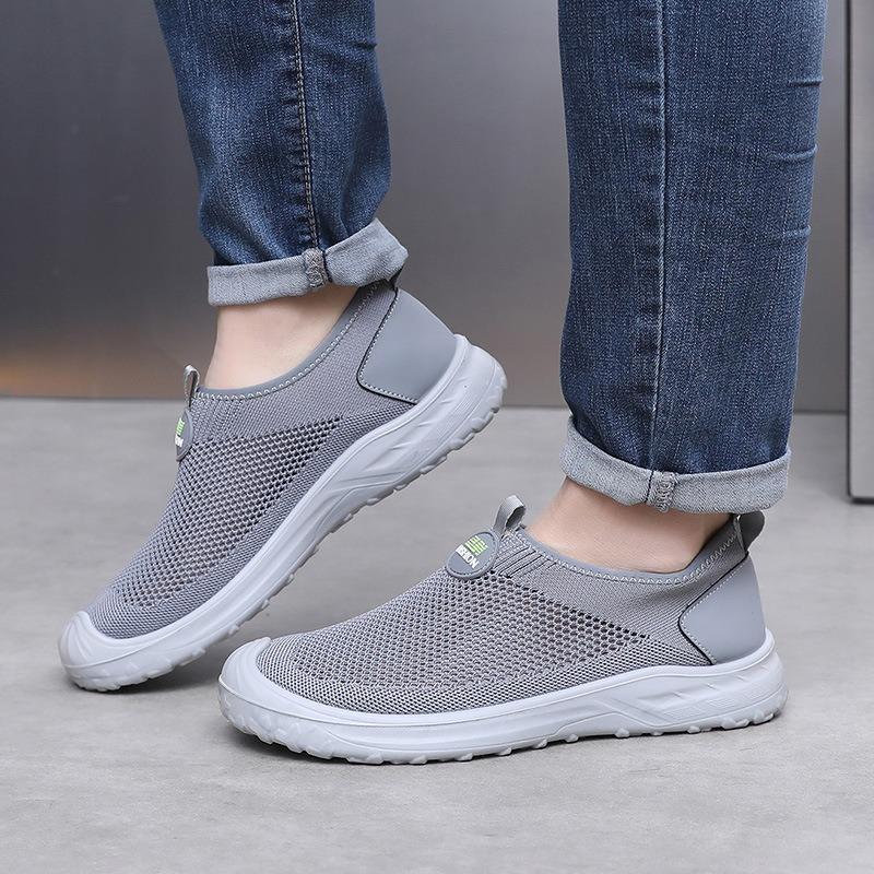 Men's shoes are breathable in summer, one-pedal cloth shoes, light mesh surface, soft sole, round head, dad walking travel sports men's mesh shoes
