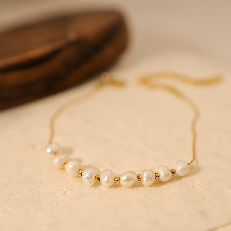 Colorfast Fashion Bracelet: Freshwater Pearl & Gold-Plated Titanium Steel, Light Luxury Design