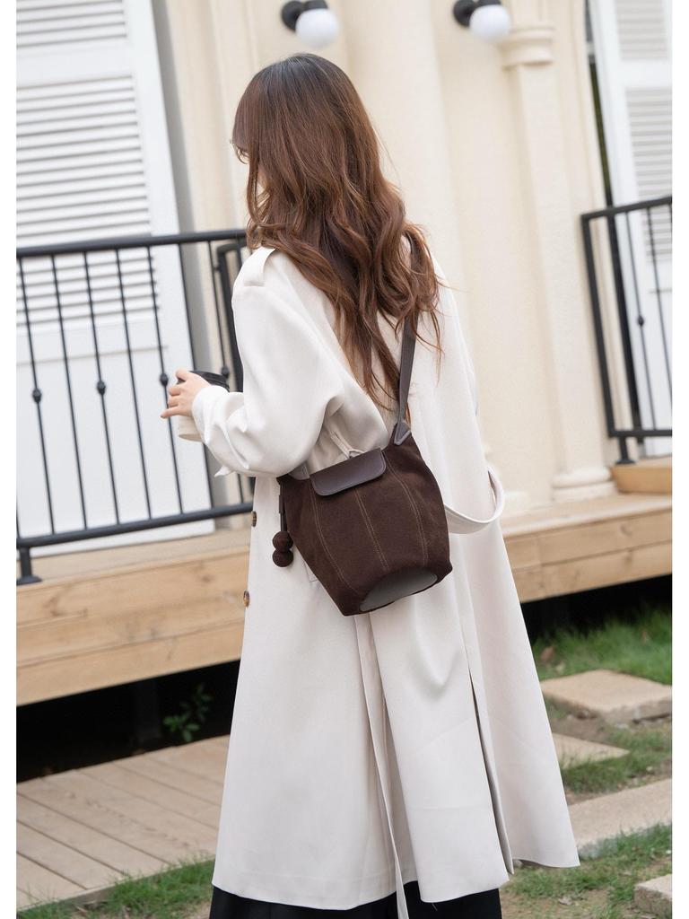 Herbst/Winter Umhängetasche mit Überschlag aus mattiertem Rindsleder für Damen