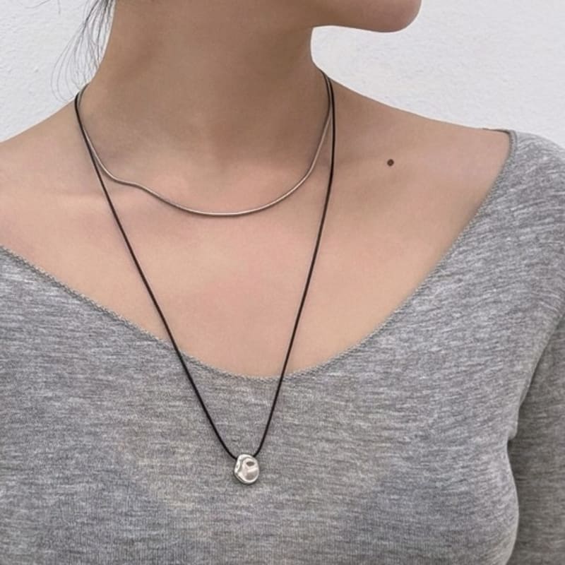 Hanneu Palette Slide String Necklace (Black / Surgical Steel)