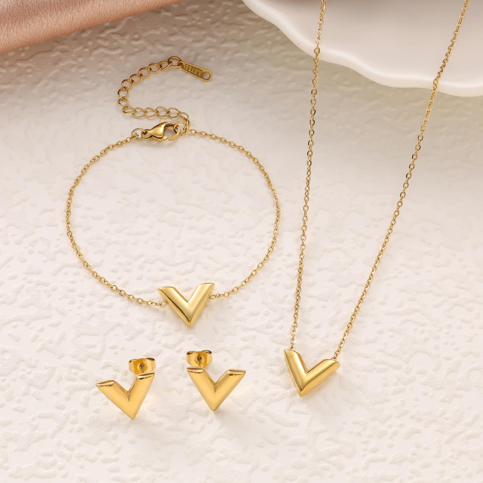 3PCS high-end V-letter necklace bracelet earrings do not fade titanium steel three piece set necklace+bracelet+earring золотой