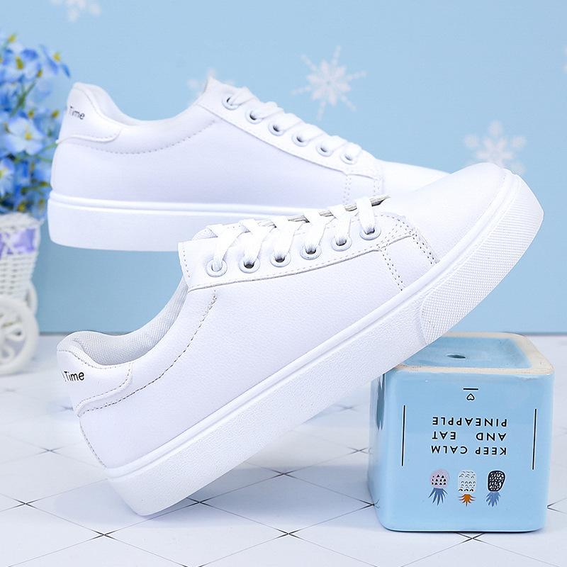 Интернет-знаменитость маленькие белые туфли женские 2025 новая мода корейская версия уличная съемка студенческие на плоской подошве иностранный стиль показывают ноги маленькие женщины