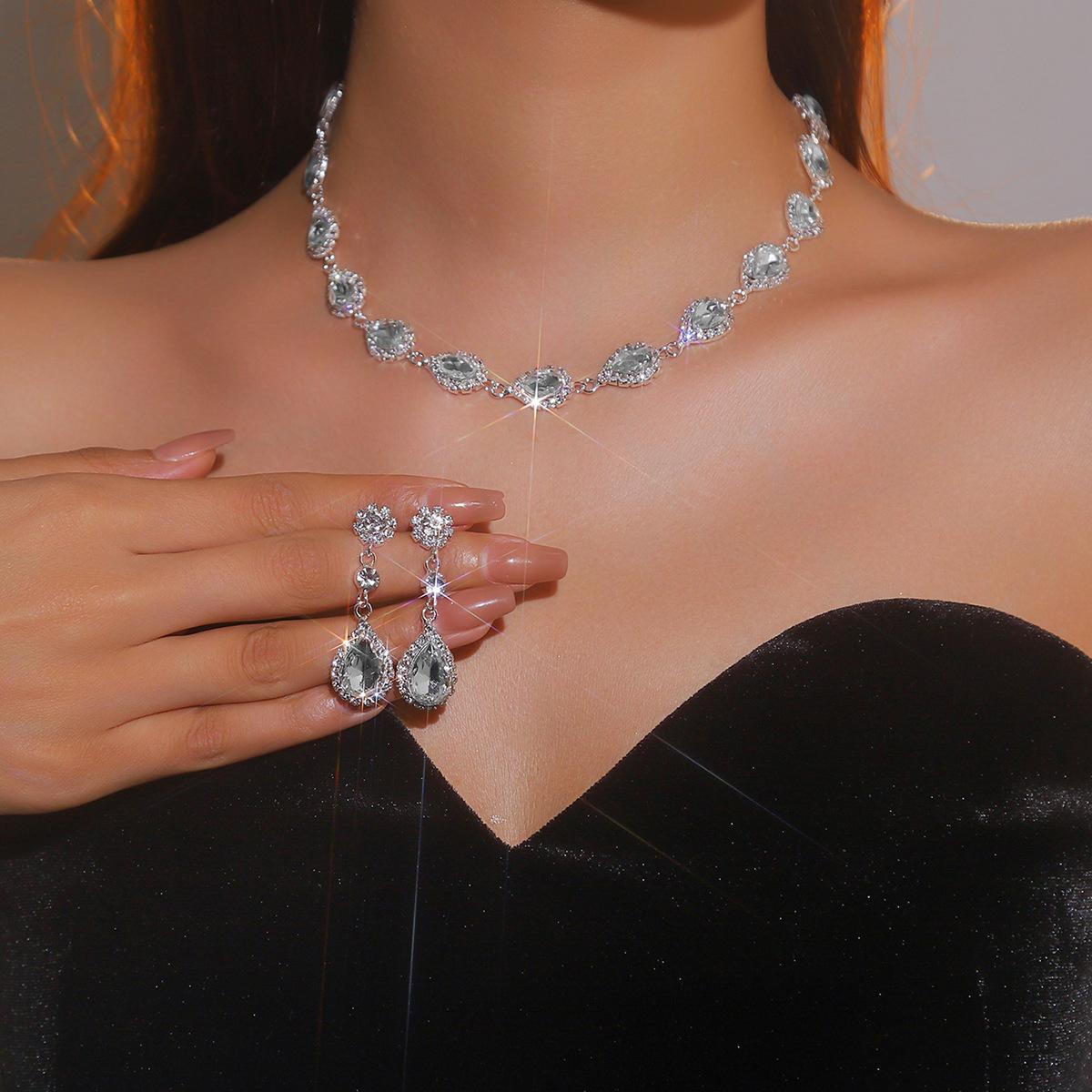 Популярный комплект из двух предметов украшений с красными драгоценными камнями, ожерелье-капля воды, комплект серег, свадебные украшения, модель для банкета.