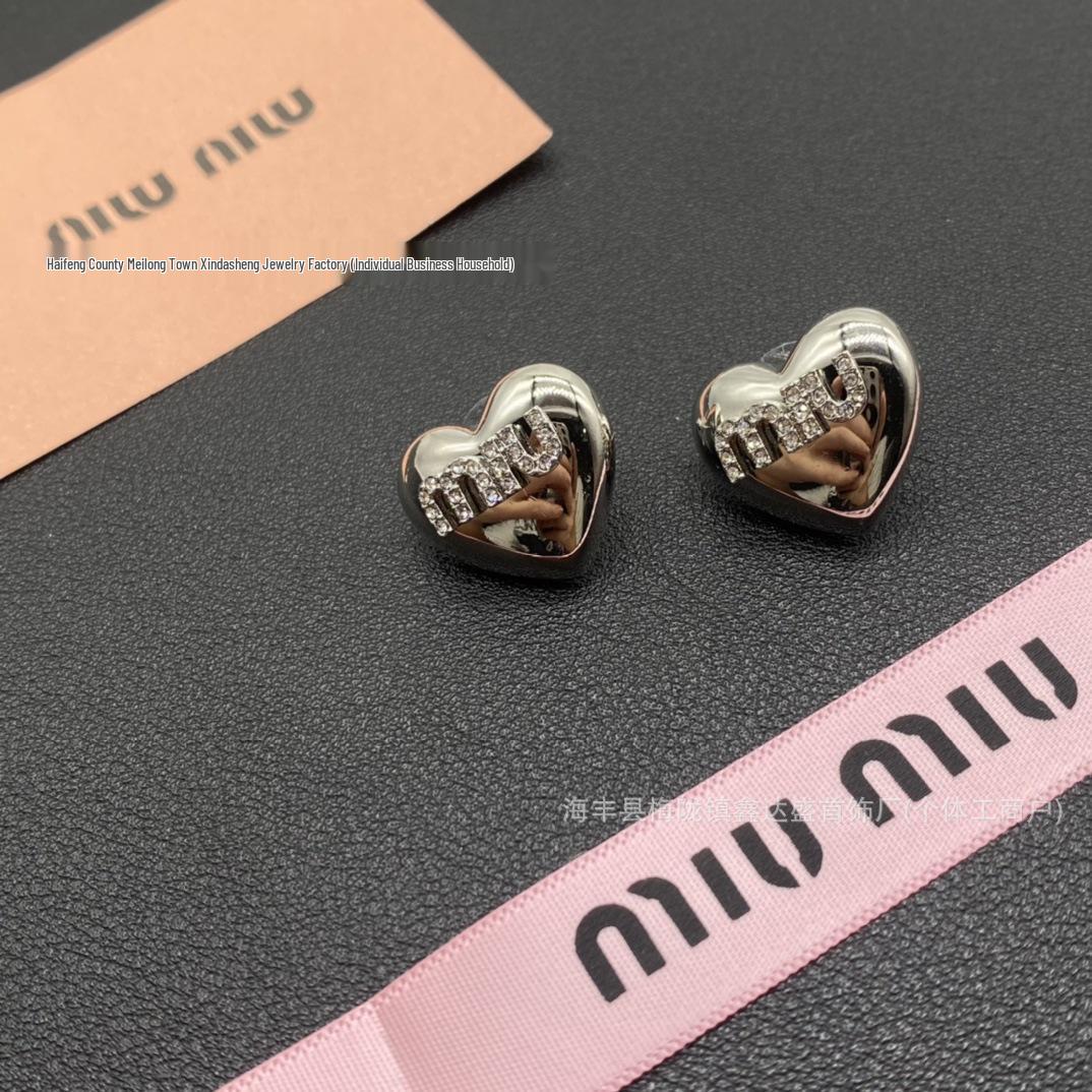 

Серьги-пусеты Miu Miu Сердце Эмаль - Женская Мода Универсальные Высокая Версия Ювелирные Изделия с Буквами Miu