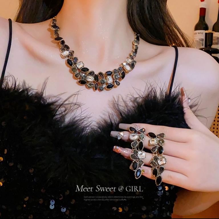 

Ожерелье с черным бриллиантом, легкая роскошная ниша, высококачественная ретро-цепочка на ключицу, новинка 2024 года, горячий стиль, темпераментное ожерелье, аксессуары