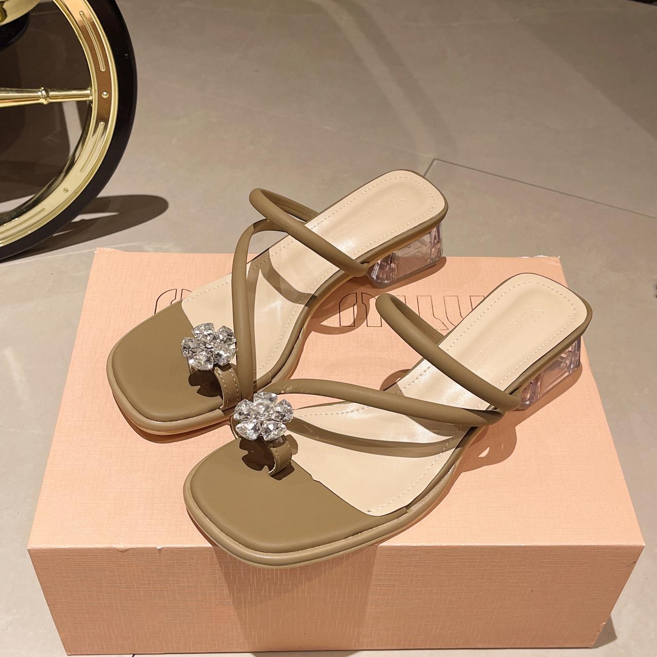 

Мода 2024 года. Новые женские туфли с елочкой, тапочки с зажимным носком, женская летняя верхняя одежда, босоножки с зажимным носком на высоком каблуке, женские босоножки 41 шоколадный