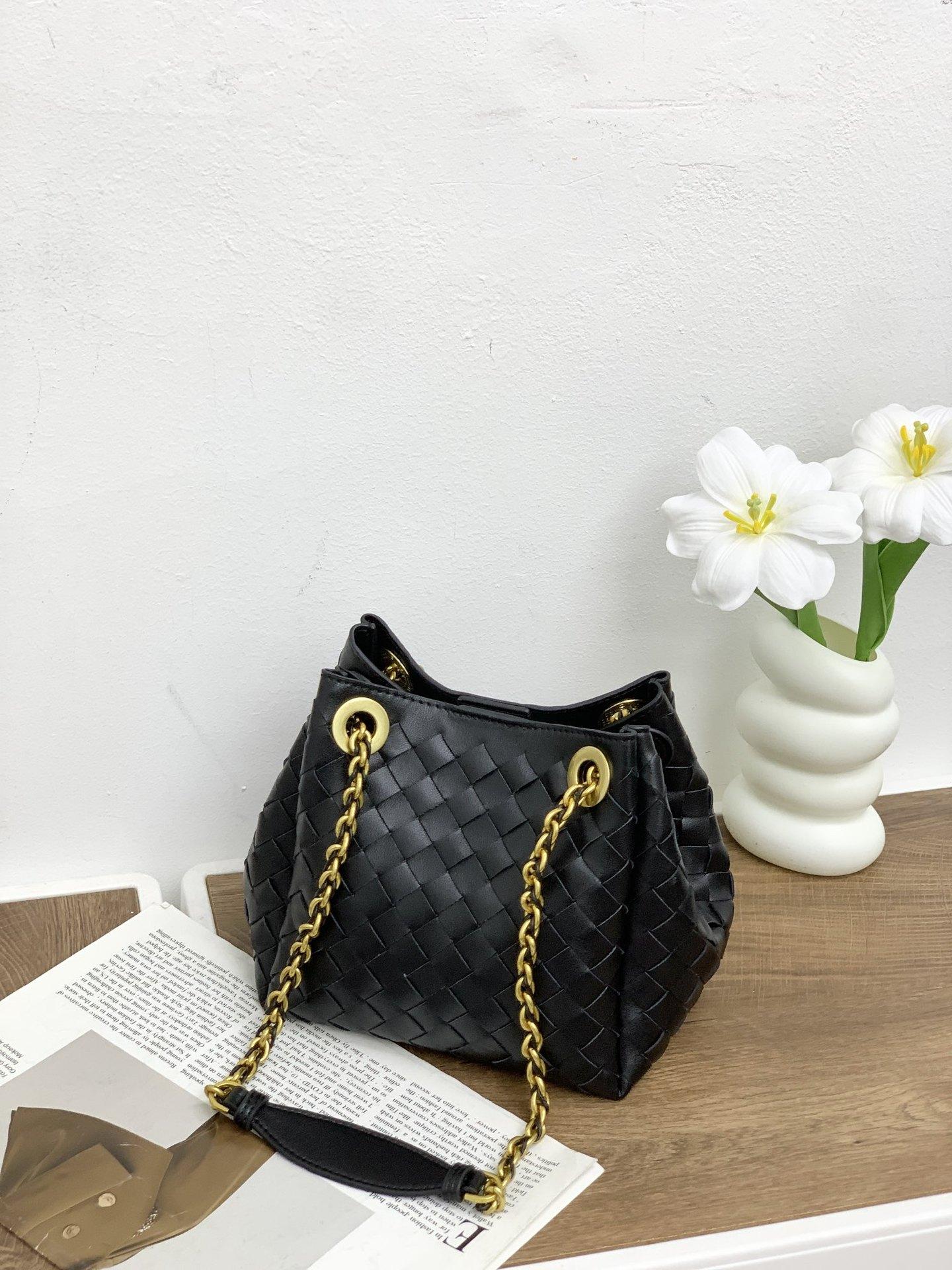 

Light luxury metal chain woven parachute bag underarm shoulder crossbody large capacity retro bag women 20*17*16.5cm чорний