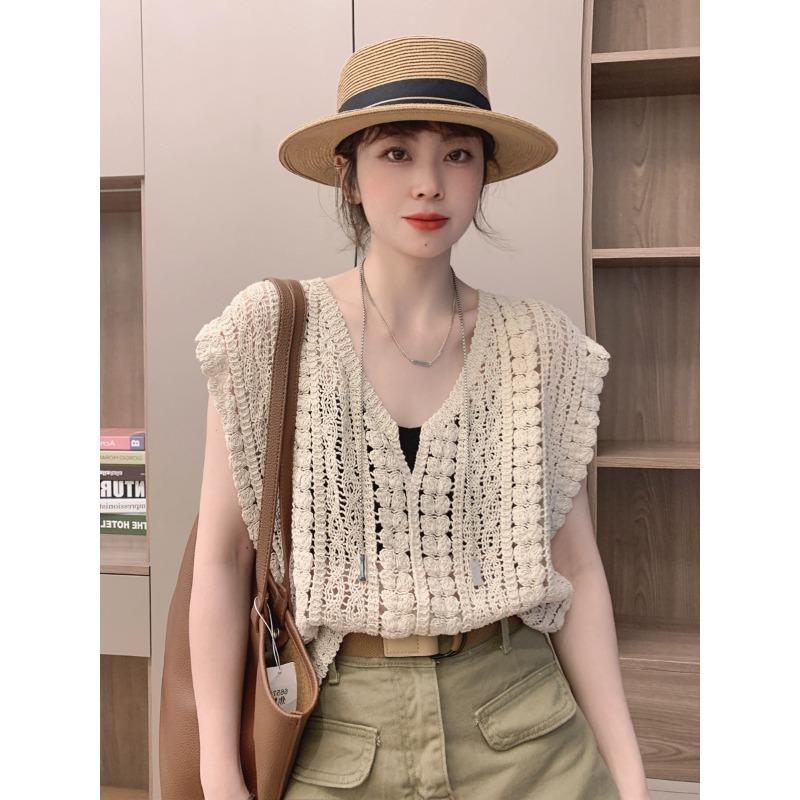 Summer V-neck Sleeveless Knitted Shirts Women Hollow Out Hook Flower New Vintage Loose Casual Women's louses Tops Fashion Slim Fit Ladies Shirt 3411