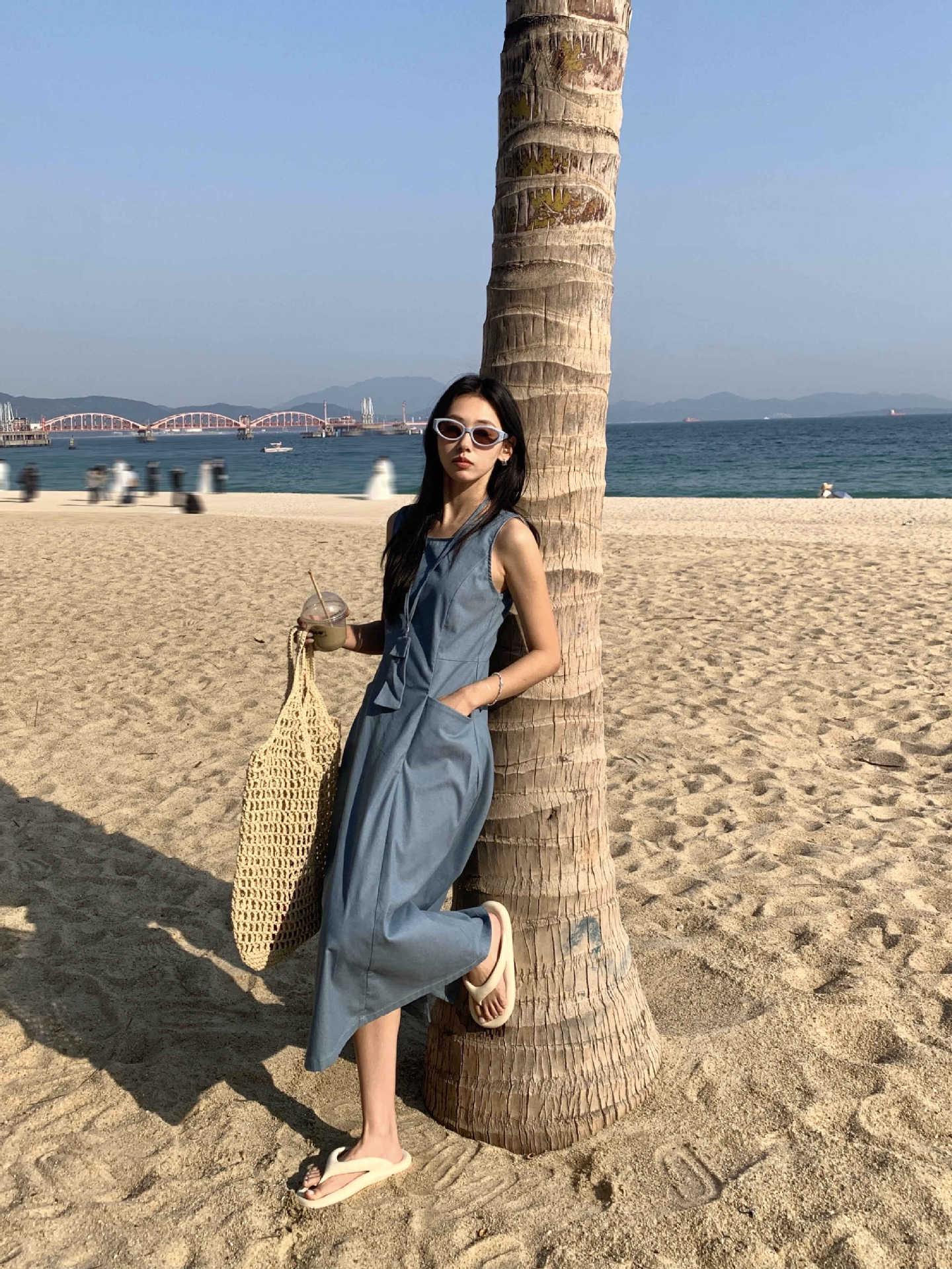 

Женское платье без рукавов облегающего кроя с карманом и сумкой для телефона - Элегантный летний стиль 2025 520328 One Size джинсовый синий