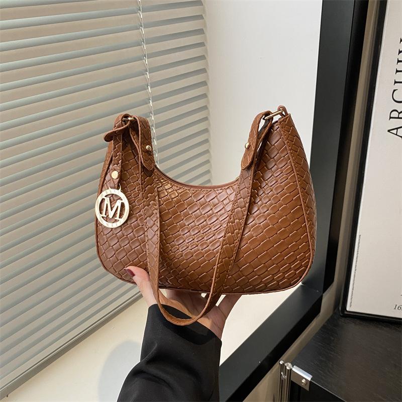 

Solid color temperament women s bag 2025 spring trend Korean version of the new woven pattern underarm bag casual shoulder handbag коричневый