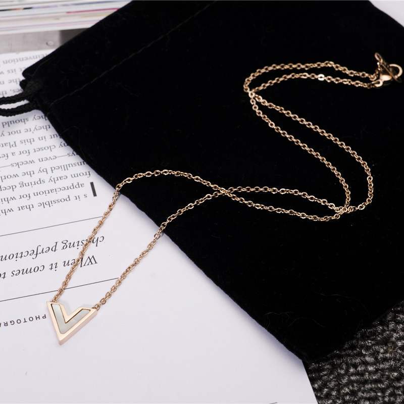 Titanium Steel Fashion Temperament Black And White Double-Sided V Letter Necklace Women'S Rose Gold Short Design Clavicle Chain