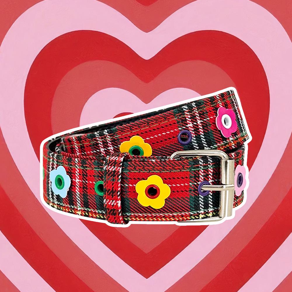 Dopamin 2 Accessoires Damen Vielseitiges Sommer-Outfit: Süß & Würzig im amerikanischen Stil mit Karorock & Ledergürtel.