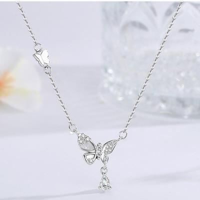 Luminous Butterfly Mother-of-Pearl Zircon Choker: Elegant Women's Necklace