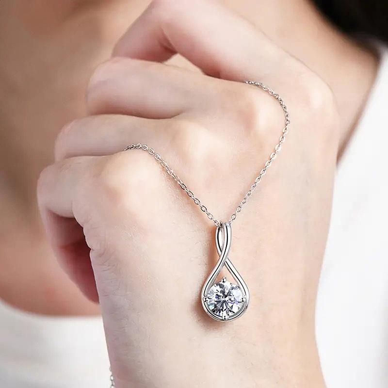 Ladies' Twisted Water Droplet Pendant Necklace, Round Synthetic Zircon Inlay, Minimalist and Elegant Jewelry, Daily Wearing Necklace