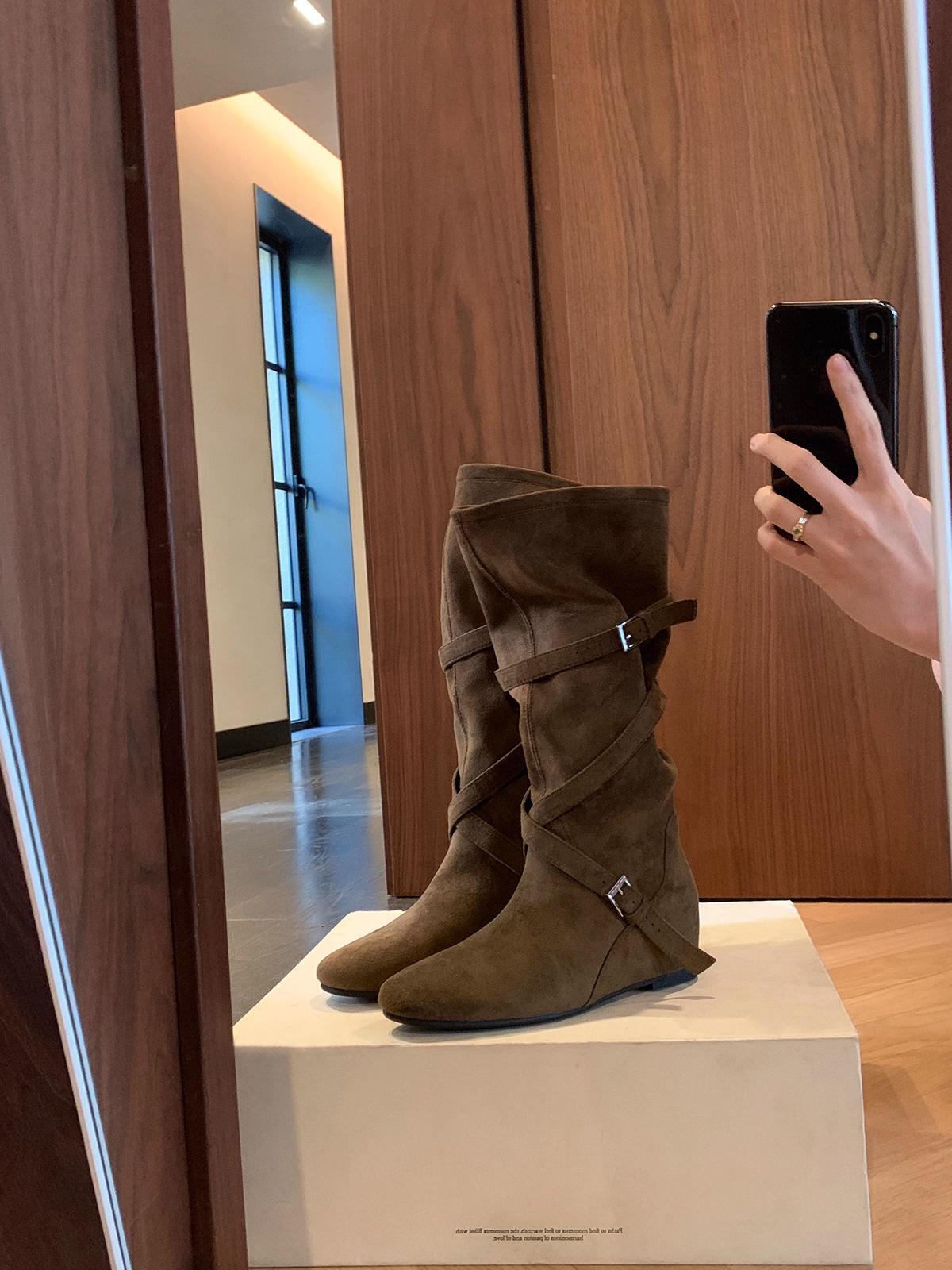 

Height increase of 6cm~ Ruodan version 2025 autumn new Korean round head buckle with soft pleated leather thin medium boots women 40 коричневый