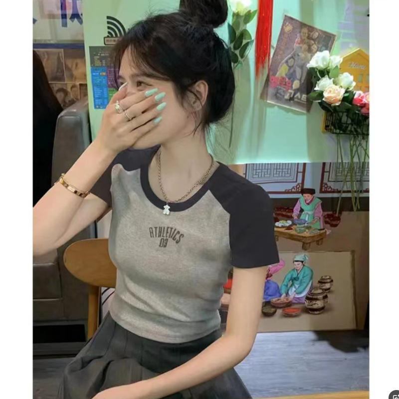 

2025 Универсальная футболка с цветными блоками в винтажном стиле с вышивкой, с коротким рукавом и круглым вырезом Large серый