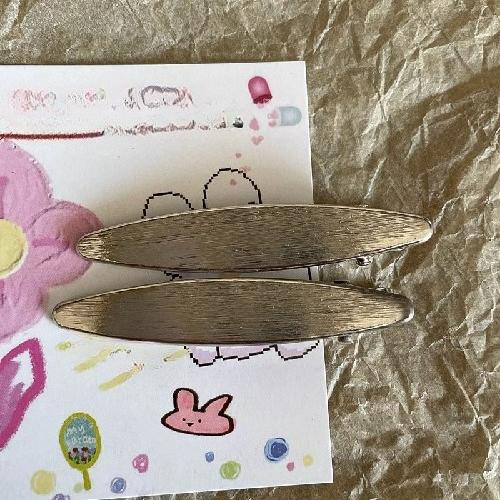 

2pcs Metal Bangs Broken Hair One Word Duck Bill Shape Side Makeup Small Female Hairpin Hollow Gold and Silver Clip