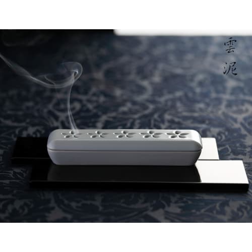This stylishly designed incense holder can be placed horizontally, creating a soothing incense burner. It's also a safe and secure ceramic product. (H