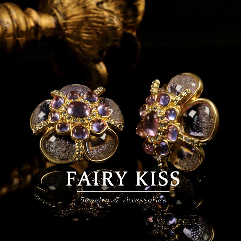 Gebrauchtes lila Schmuckset mit Pfirsichblüten-Motiv, zweilagig: Halskette und Ohrstecker aus 925er Silber im exquisiten Hofstil.