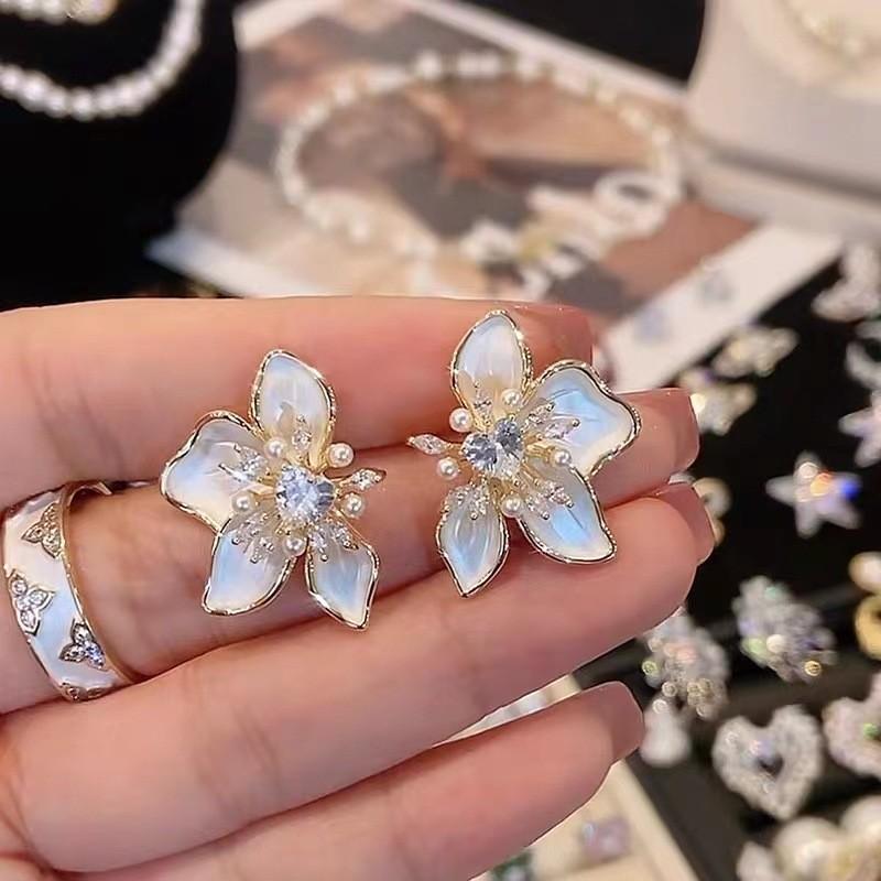

Весенние новые серьги-гвоздики с цветами и каплями масла, легкая роскошь, серьги с высококлассным темпераментом, нишевый, милый стиль, универсальные серьги для ушей, оптом