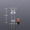 Kleine durchsichtige Glasflasche mit Korken
