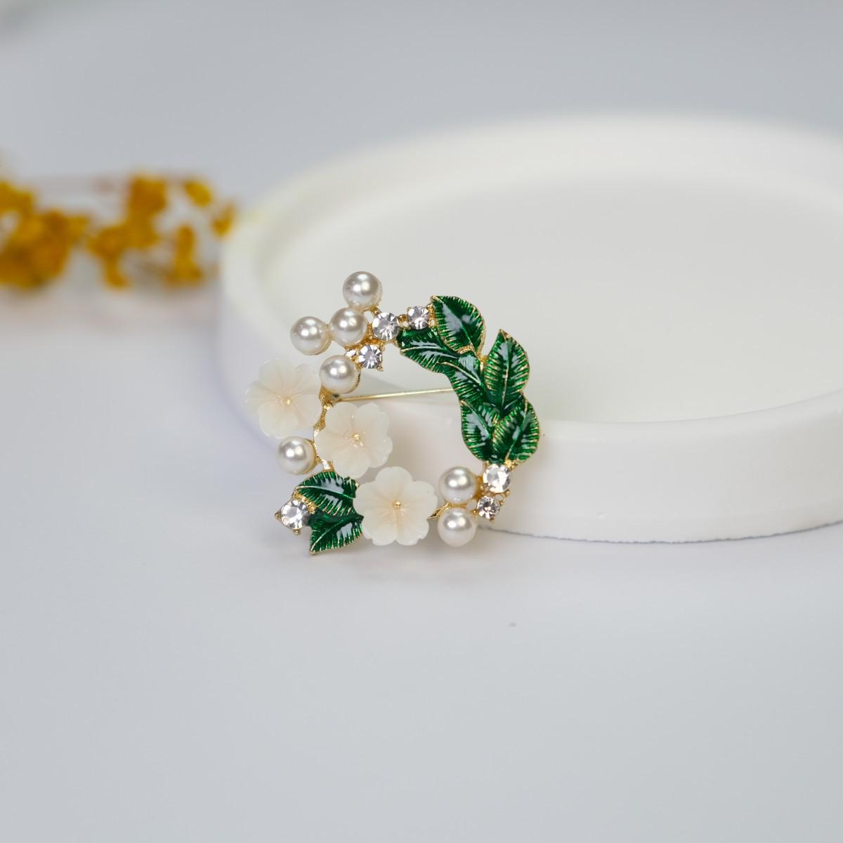 Retro Gardenia Pearl Brooch: Elegant Round Alloy Accessory for Suits and Coats